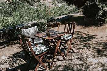 Salon en bois dans le jardin de Andromeda à Sifnos